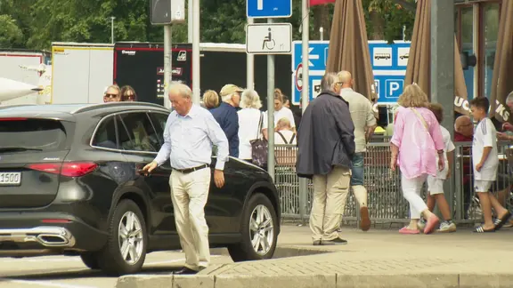 Personen auf einer Raststätte.