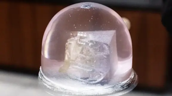 Eine Glaskuppel mit Glas darin