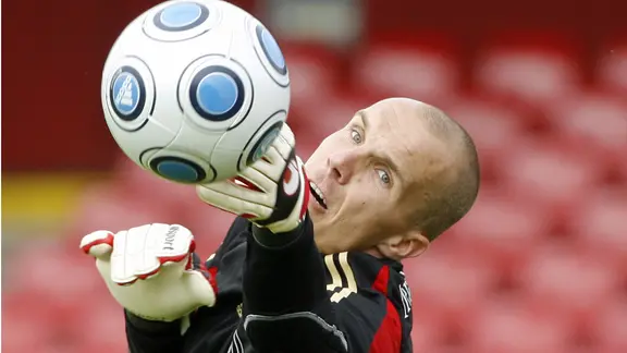 September 2009: Torhüter Robert Enke hält während des Trainings der Fußball-Nationalmannschaft in Köln einen Ball.