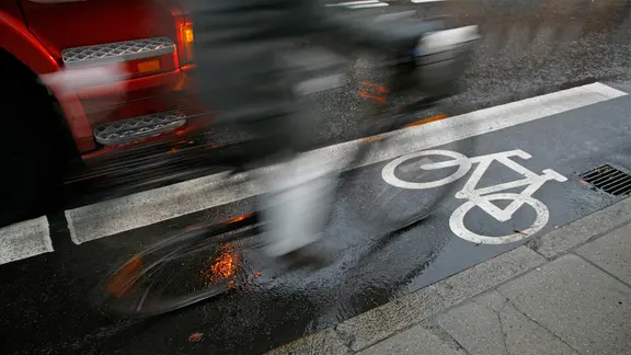 Fahrradfahrer fährt neben einem Lkw auf der Fahrradspur