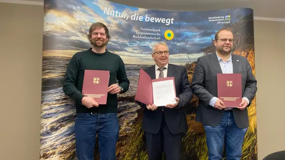 Umweltminister Backhaus mit dem unterschriebenen Vertrag.