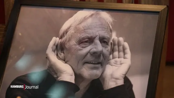 Ein Schwarz-Weiß-Foto des verstorbenen Schauspielers Rolf Becker.