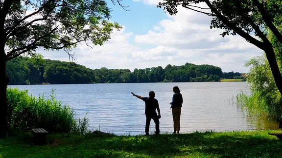 Geflüchteter Werner Daubner und Heike Götz am Goldensee.