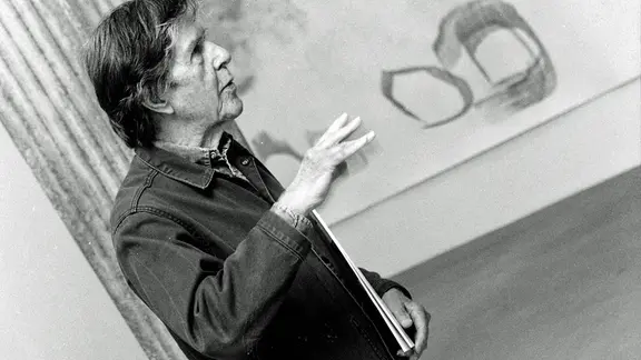 Komponist und MalerJohn Cage auf seiner Ausstellung "Partituren, Graphik, Zeichnungen, Aquarelle" im Kunsthaus Zürich (Juni 1991)