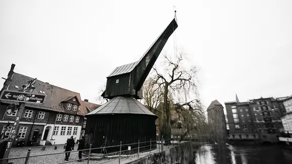 Ein alter Kran im Lüneburger Hafenviertel.