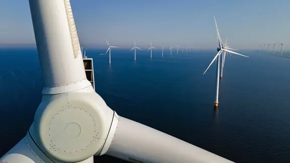 Ein Windpark befindet sich im Meer.