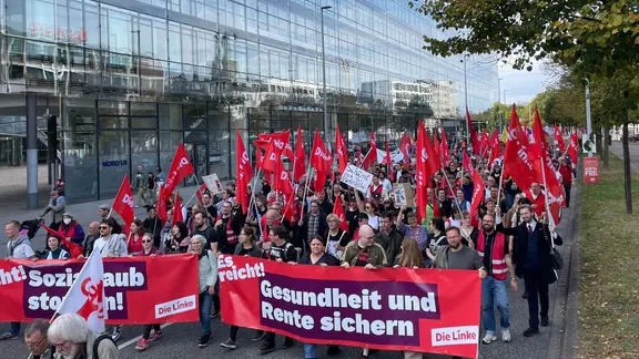Menschen nehmen in Hannover an einer für Kundgebung des DGB für einen starken Sozialstaat teil