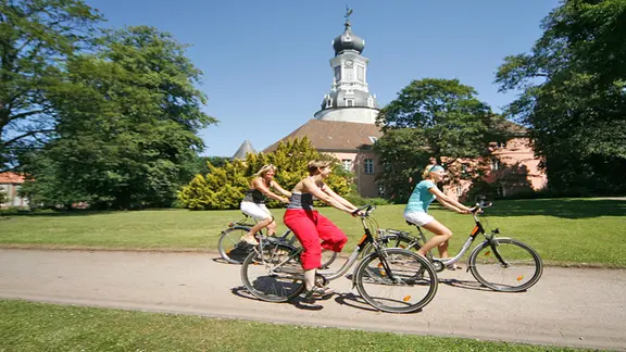 Radlerinnen im Schlosspark von Jever