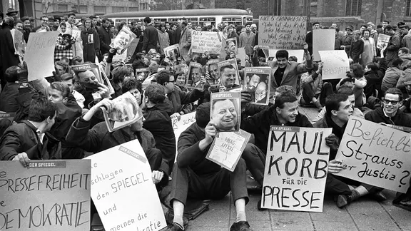 Eine Gruppe von Studenten demonstriert am 30. Oktober 1962 vor der Frankfurter Hauptwache gegen die Verhaftung von "Spiegel" - Redakteuren mit einem Sitzstreik.