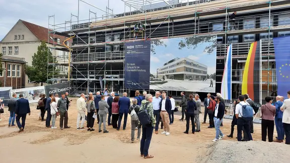 Am 28.8.2026 wurde Richtfest für den Neubau des Helmholtz-Instituts für One Health in Greifswald gefeiert.