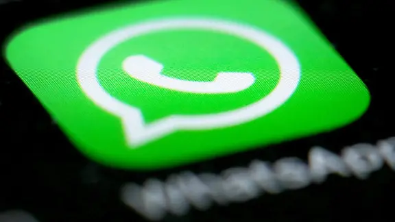Das Logo der Messenger-App WhatsApp ist auf dem Display eines Smartphones in Düsseldorf zu sehen. Um die Verbraucher besser vor dem unbemerkten Datenklau durch Smartphone-Apps zu warnen, will Nordrhein-Westfalen laut einem Medienbericht eine Gesetzesänderung anstoßen. Wie die «Rheinische Post» berichtet, sollen Anwendungsprogramme wie die Jogger-App «Runtastic» oder das SMS-Programm «Whatsapp» künftig mit prominent platzierten Datenschutz-Warnhinweisen versehen werden - ähnlich den Gesundheits-Warnhinweisen auf Zigarettenpackungen.