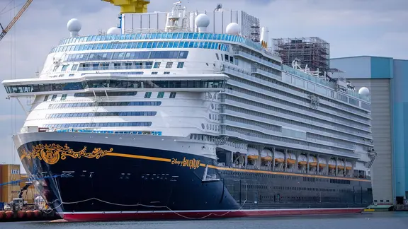 Das neue Kreuzfahrtschiff "Disney Adventure" liegt am Ausrüstungskai der Wismarer Werft. 