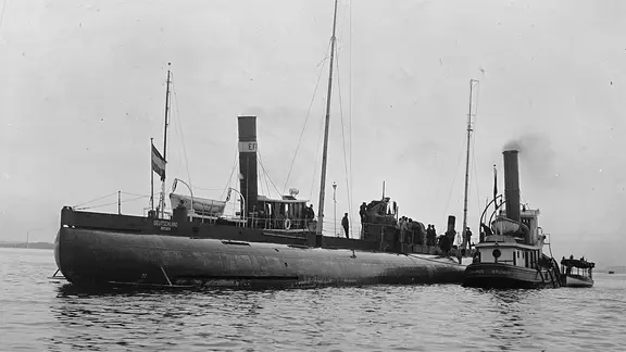 Das Fracht-U-Boot "Deutschland" 1916 vor Baltimore.