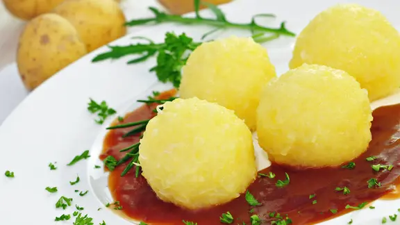 Kartoffelklöße auf einem Teller