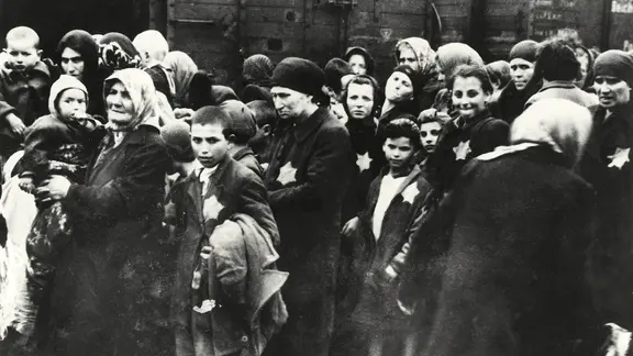 Ankunft ungarischer jüdischer Frauen und Kinder an der Bahnrampe in Auschwitz im Juni 1944.