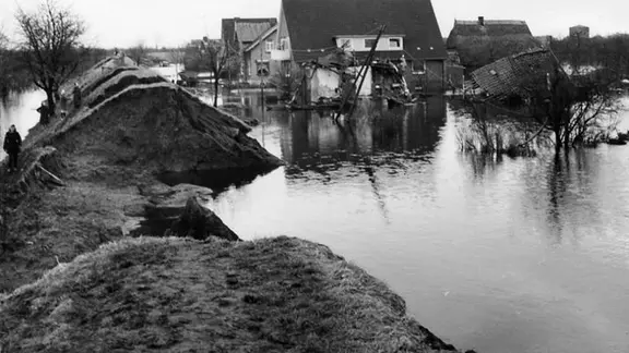 Deichbruch in der Hasselwerderstraße in Hamburg-Neuenfelde nach der Sturmflut 1962.