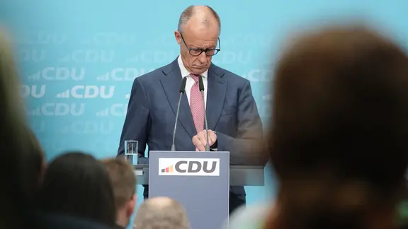 Bundeskanzler Friedrich Merz (CDU) gibt nach der Wahl in MV 2026 eine Pressekonferenz