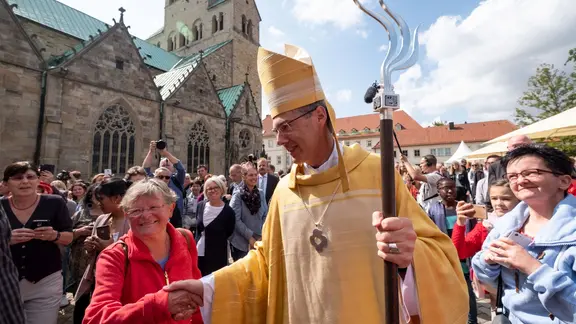 Heiner Wilmer nach seiner Amtseinführung in einer Menschenmenge in Hildesheim. 