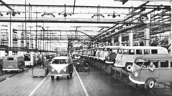 Endmontage von VW-Transportern (Bullis) im VW-Werk Hannover (undatiert)
