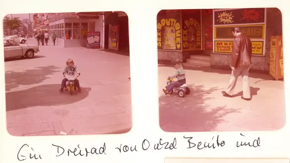 Charly Carstens fährt als Kind mit seinem Dreirad über die Hamburger Reeperbahn.