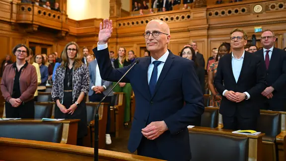 Peter Tschentscher (SPD), Erster Bürgermeister in Hamburg, wird nach seiner Wiederwahl als Regierungschef in der Bürgerschaft vereidigt.
