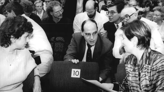 Außerordentlicher Parteitag der SED 1989: Gregor Gysi (M), Mitglied des Arbeitsausschusses der SED, im Gespräch mit Delegierten.