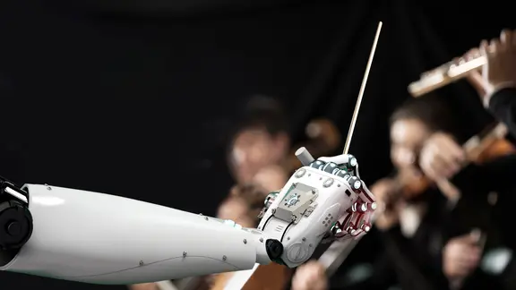 Roboter dirigiert ein Orchester (Montage)