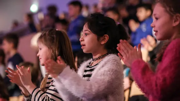 Kinder bei einem Konzert der NDR Bigband