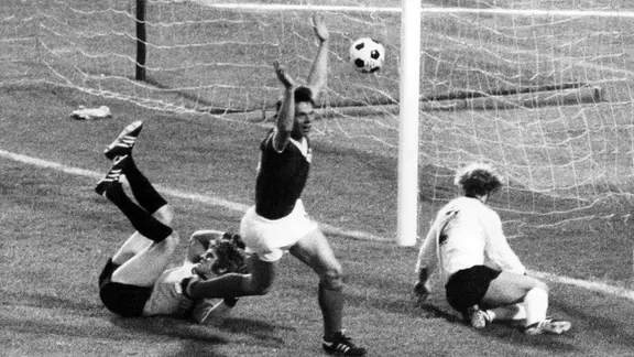 Der DDR-Spieler Jürgen Sparwasser (Mitte) jubelt am 22.6.1974 im Hamburger Volksparkstadion nach seinem 1:0 gegen die Bundesrepublik. Am Boden: Torwart Sepp Maier (l.) und Berti Vogts.