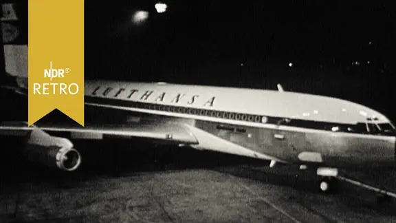 Passagierflugzeug der Lufthansa auf dem Rollfeld in Hamburg-Fuhlsbüttel (1965)