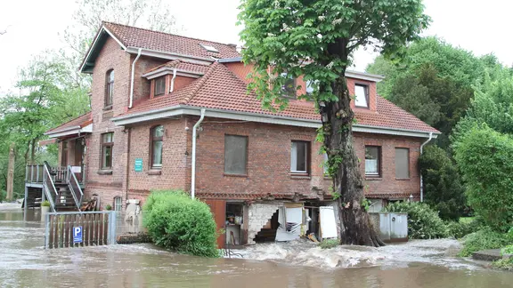Überflutete historische Wassermühle in Oststeinbek nach dem Hochwasser 2018