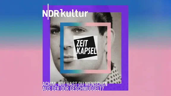 Schwarzweiß-Porträt eines Mannes mit Farbverlauf-Rahmen in Violett auf blau-rosa Grund.