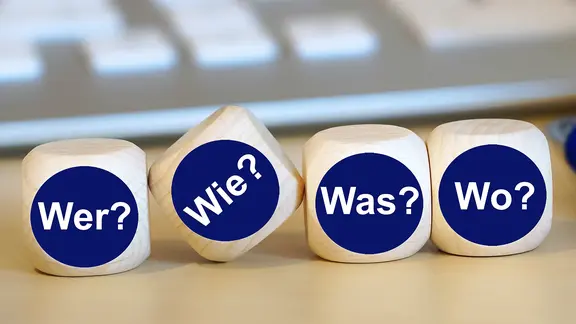 Vier Würfel mit Fragewörtern