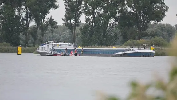 Ein Binnenschiff, nachdem es mit der Huntebrücke in Elsfleth kollidiert ist.