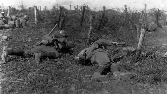 Infanteristen eines Sturmtrupps öffnen mit Drahtscheren einen Stacheldrahtverhau an der Westfront.