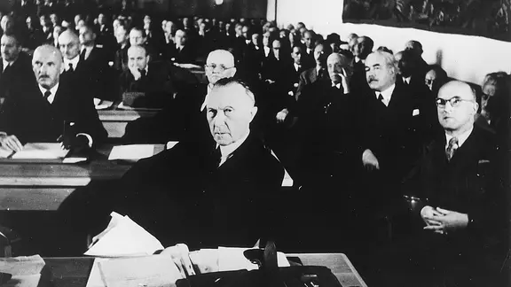 Der Parlamentarische Rat 1948 mit seinem Präsidenten Konrad Adenauer.