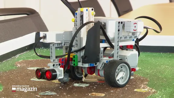 Ein kleiner Roboter, gebaut aus Legosteinen.