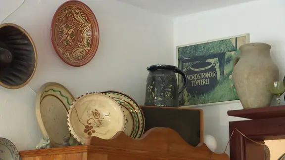 Krüge und Teller aus der Nordstrander Töpferei.