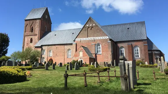 Die mittelalterliche St. Johannis-Kirche in Nieblum auf Föhr.