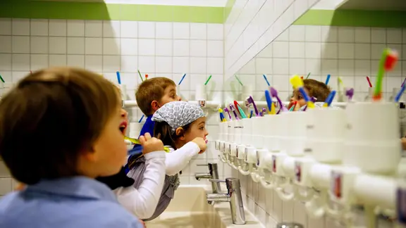 Kinder putzen ich in einer Kita die Zähne.