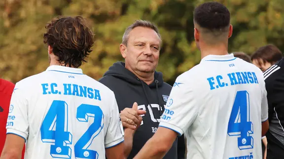 Trainer Andre Breitenreiter (M.) vom FC Hansa Rostock