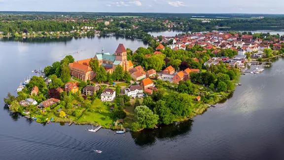 Luftaufnahme von Ratzeburg mit Seen und Dom. 