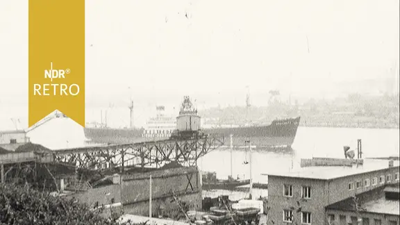 Blick vom Altonaer Balkon auf die Elbe mit großem Frachtschiff (1961)