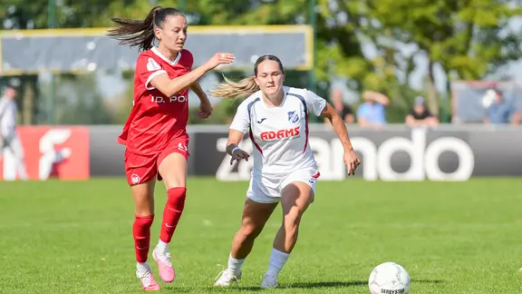 VfL-Verteidigerin Joelle Wedemeyer (l.) im Duell mit Pija Reininger vom SC Sand