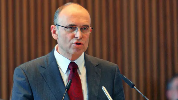 Mecklenburg-Vorpommerns Ministerpräsident Erwin Sellering von der SPD gibt am 21. Oktober 2008 im Landtag in Schwerin seine erste Regierungserkläerung