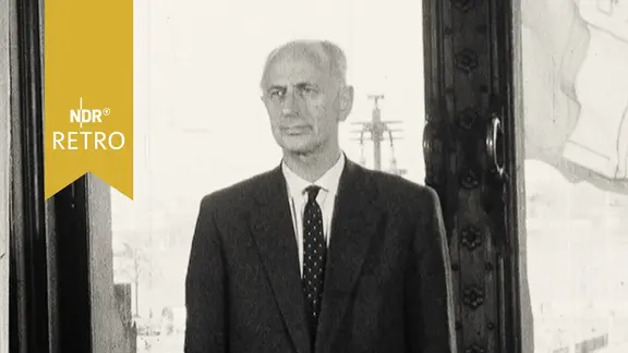 Hamburgs Erster Bürgermeister Paul Nevermann bei einer Ansprache an die Bevölkerung im Rathaus (1962)