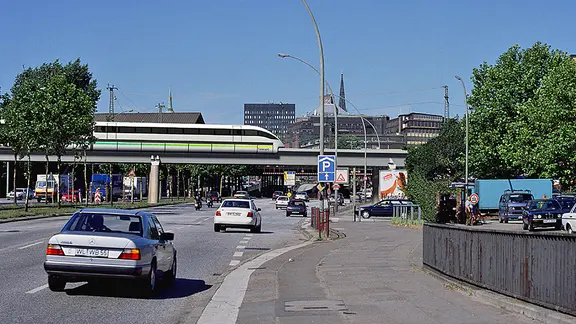 Eine Bildmontage des Transrapid in Hamburg