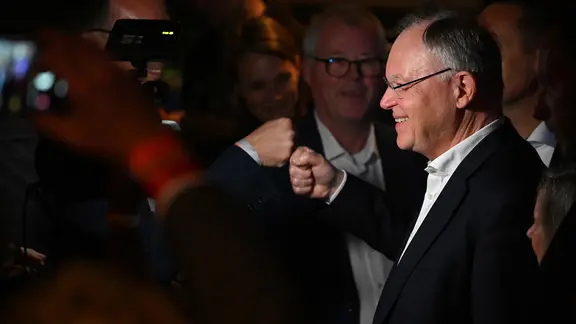 Stephan Weil (SPD) jubelt auf der SPD-Wahlparty auf der Bühne.