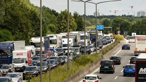 Schleppend läuft der Verkehr auf der Autobahn 1 bei Hamburg. 