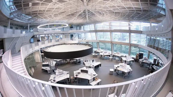 Blick in den Newsroom im neuen Nachrichtenhaus von ARD-aktuell auf dem NDR-Gelände während der letzten Vorbereitungen für die Eröffnung.